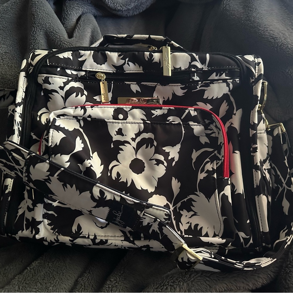 Jujube Bag w/ padded shoulder strap (excellent condition)